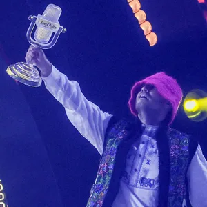 Oleh Psiuk von der Band Kalush Orchestra aus der Ukraine jubelt über den Gewinn des Eurovision Song Contest (ESC).
