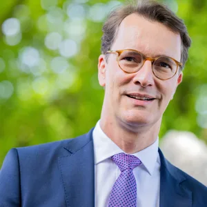 NRW-Landtagswahl: Hendrik Wüst (CDU) liegt laut Hochrechnungen vorne.