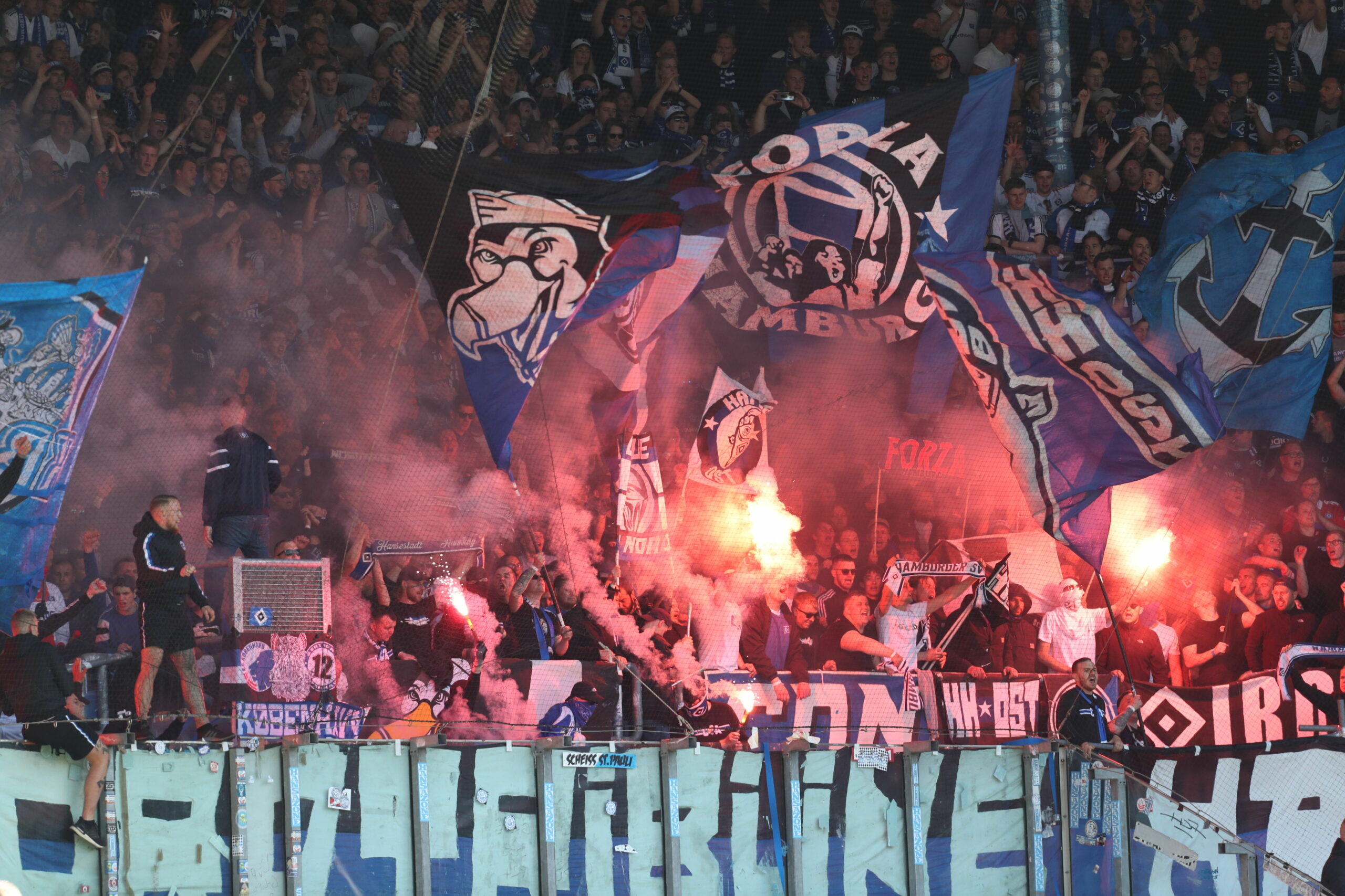 Anhänger vom Hamburger SV zünden Pyrotechnik. Die Polizei ermittelt wegen Ausschreitungen im Stadion.