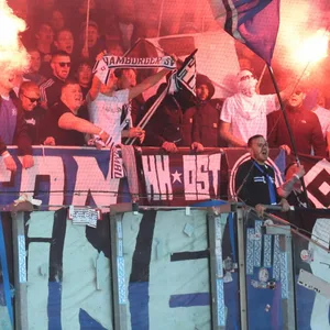 Anhänger vom Hamburger SV zünden Pyrotechnik. Die Polizei ermittelt wegen Ausschreitungen im Stadion.