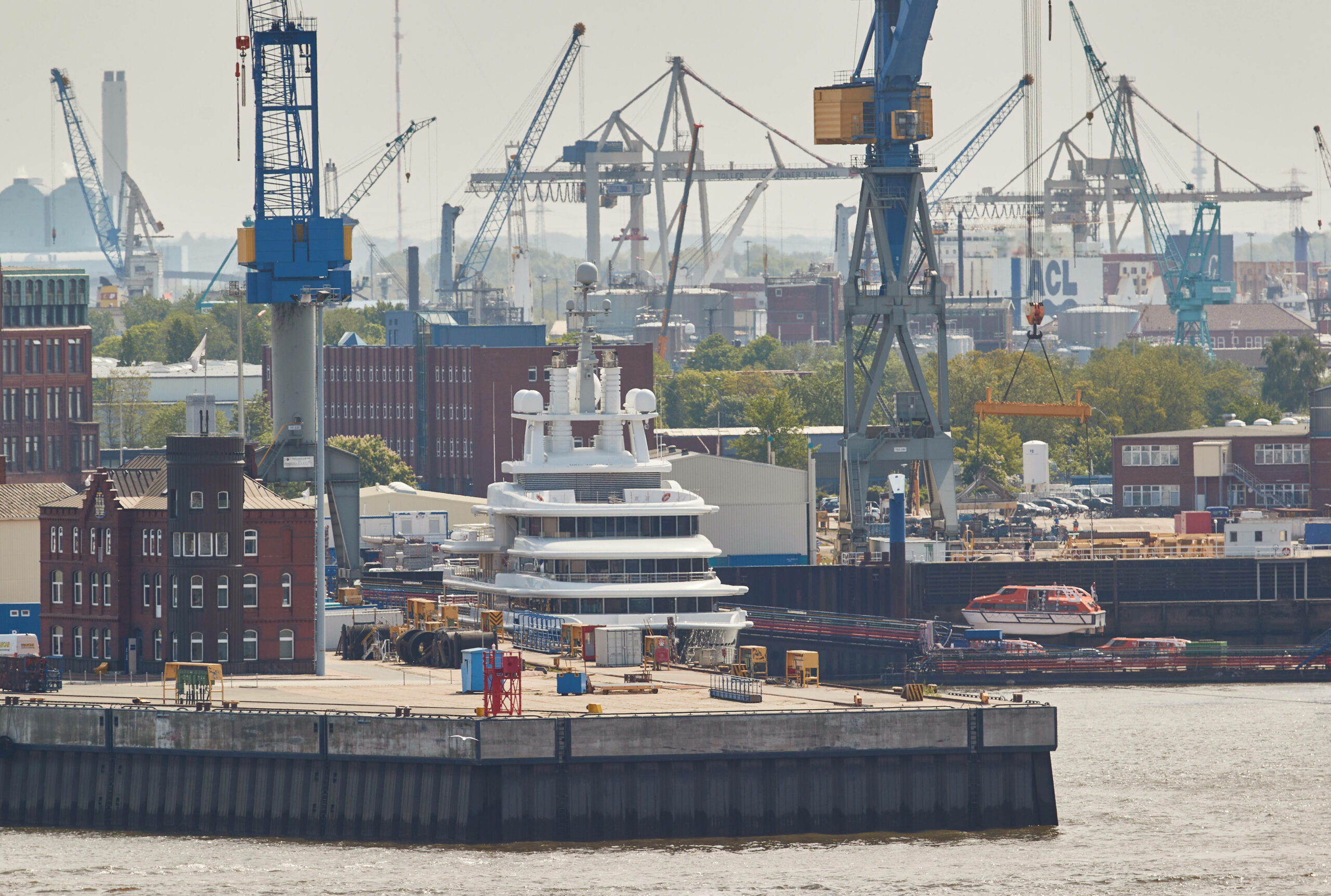 Die festgesetzte Luxusjacht „Luna“ ist vom Dock 11 von Blohm+Voss in den Werfthafen des Hamburger Schiffbauers verholt worden.