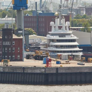 Die festgesetzte Luxusjacht „Luna“ ist vom Dock 11 von Blohm+Voss in den Werfthafen des Hamburger Schiffbauers verholt worden.