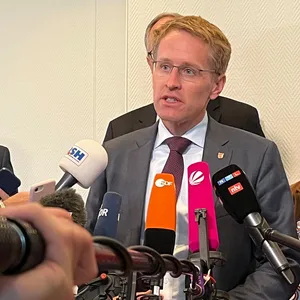 Günther, Heinold und Touré bei einem Pressestatement