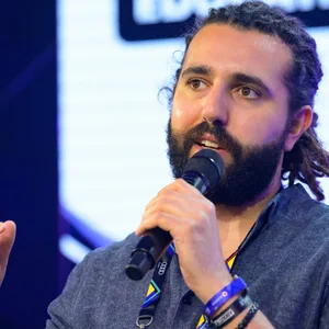 Tarek Müller spricht in ein Mikrofon.