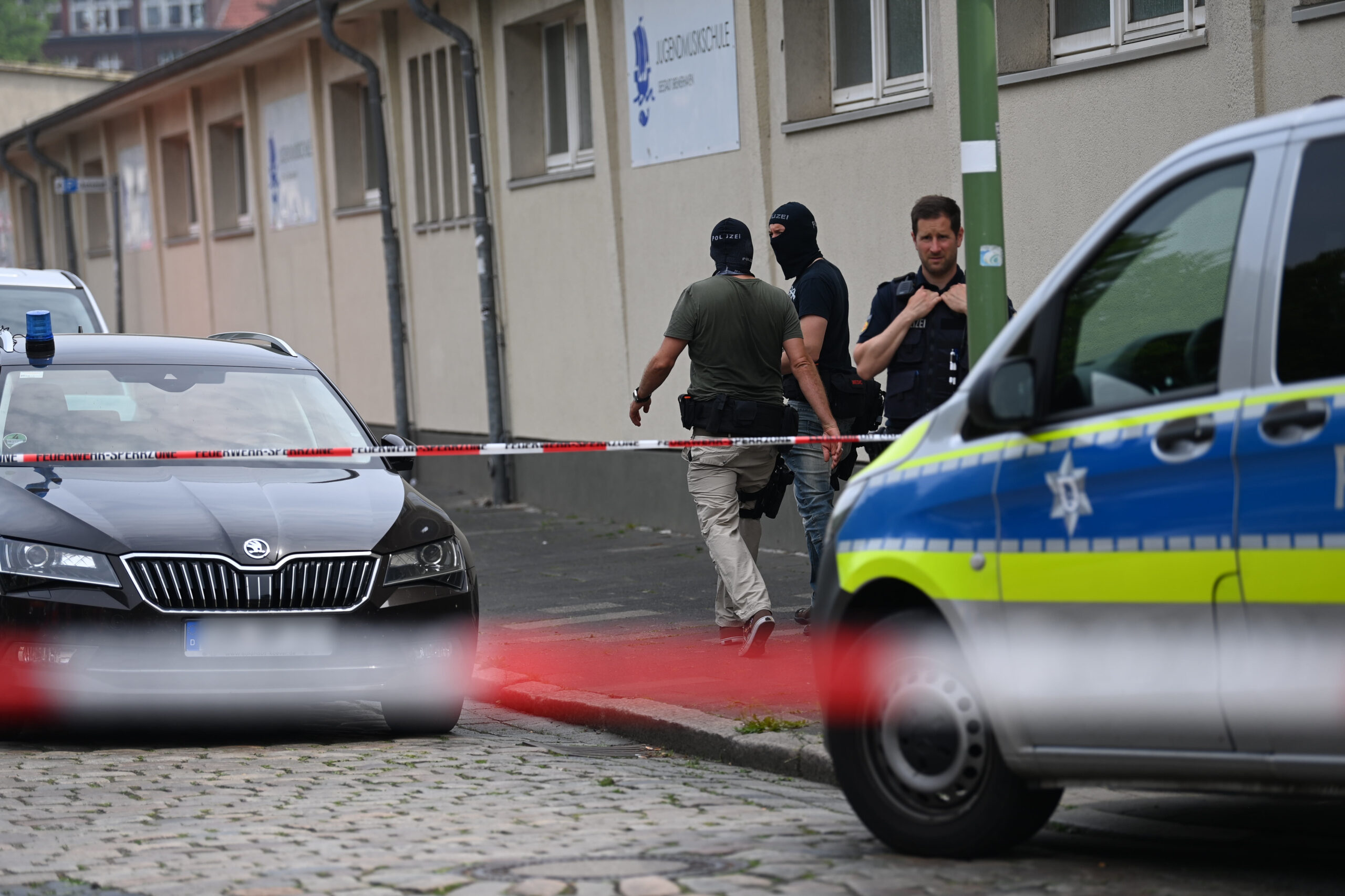 Einsatzkräfte der Polizei waren vor der Schule in Bremerhaven, in der am Donnerstag geschossen worden ist, im Einsatz.