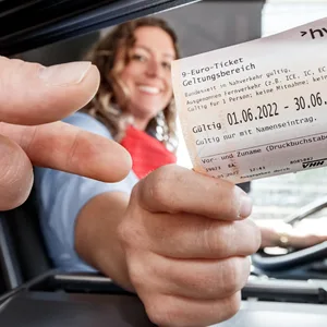 Symbolbild: HVV-Busfahrerin Miriam Kara gibt einem Kunden sein 9-Euro-Ticket.