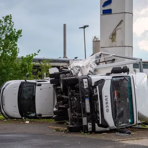 In Paderborn kippten durch das Unwetter zwei Lastwagen zur Seite.
