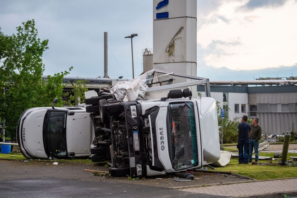 In Paderborn kippten durch das Unwetter zwei Lastwagen zur Seite.