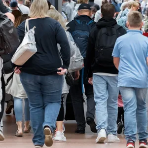 Viele Menschen machen sich auf den Weg ins Terminal.