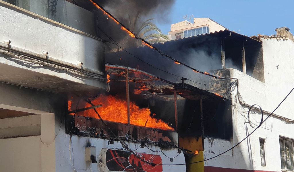 Das Restaurant „Why Not“ in der Nähe des Ballermanns steht in Flammen.