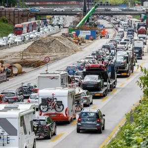 Urlaubsverkehr staut sich auf der A7 in Hamburg in beiden Fahrtrichtungen. (Symbolbild)