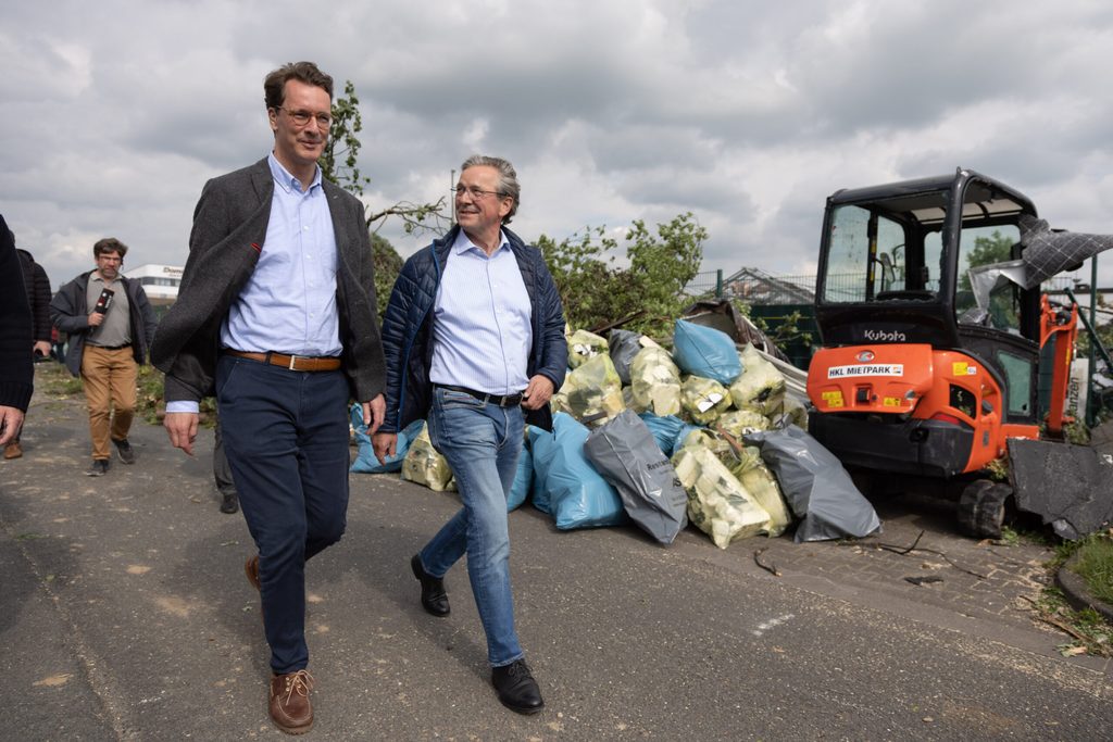 Hendrik Wüst (CDU, l) und Michael Dreier, Bürgermeister von Paderborn.