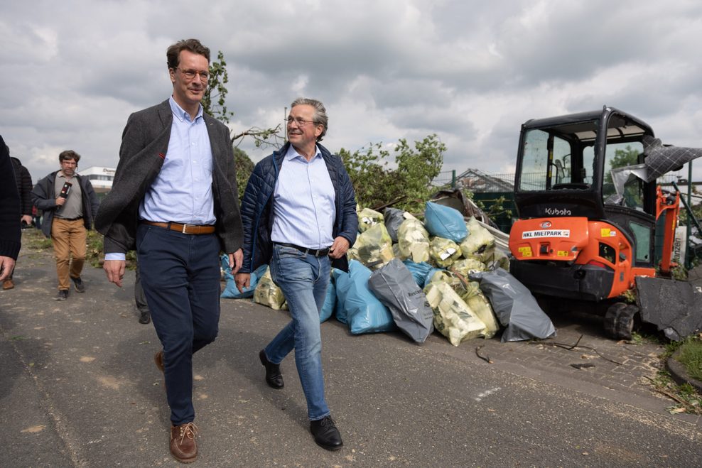 Hendrik Wüst (CDU, l) und Michael Dreier, Bürgermeister von Paderborn.