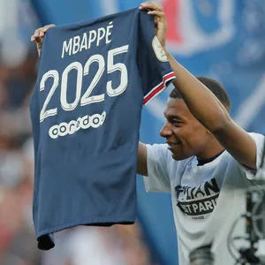 Kylian Mbappe präsentiert sein Trikot