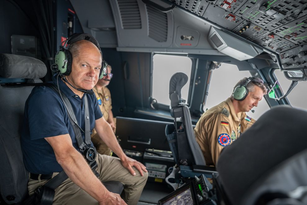 Bundeskanzler Olaf Scholzin einem Transportflugzeug der Bundeswehr.