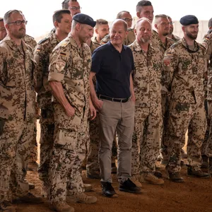 Bundeskanzler Olaf Scholz (M, SPD), spricht mit Sven Rump, Bundeswehr Kommandeur der „Gazelle“-Einheit.