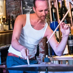 Bastian Gregor, Schlagzeuger, spielt mit der Band Biggs B Sonic das Elvis-Presley-Lied «Mystery Train» und dreht dabei seine Drumsticks.