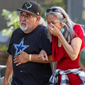 Eine Frau weint, als sie das Uvalde Civic Center verlässt.
