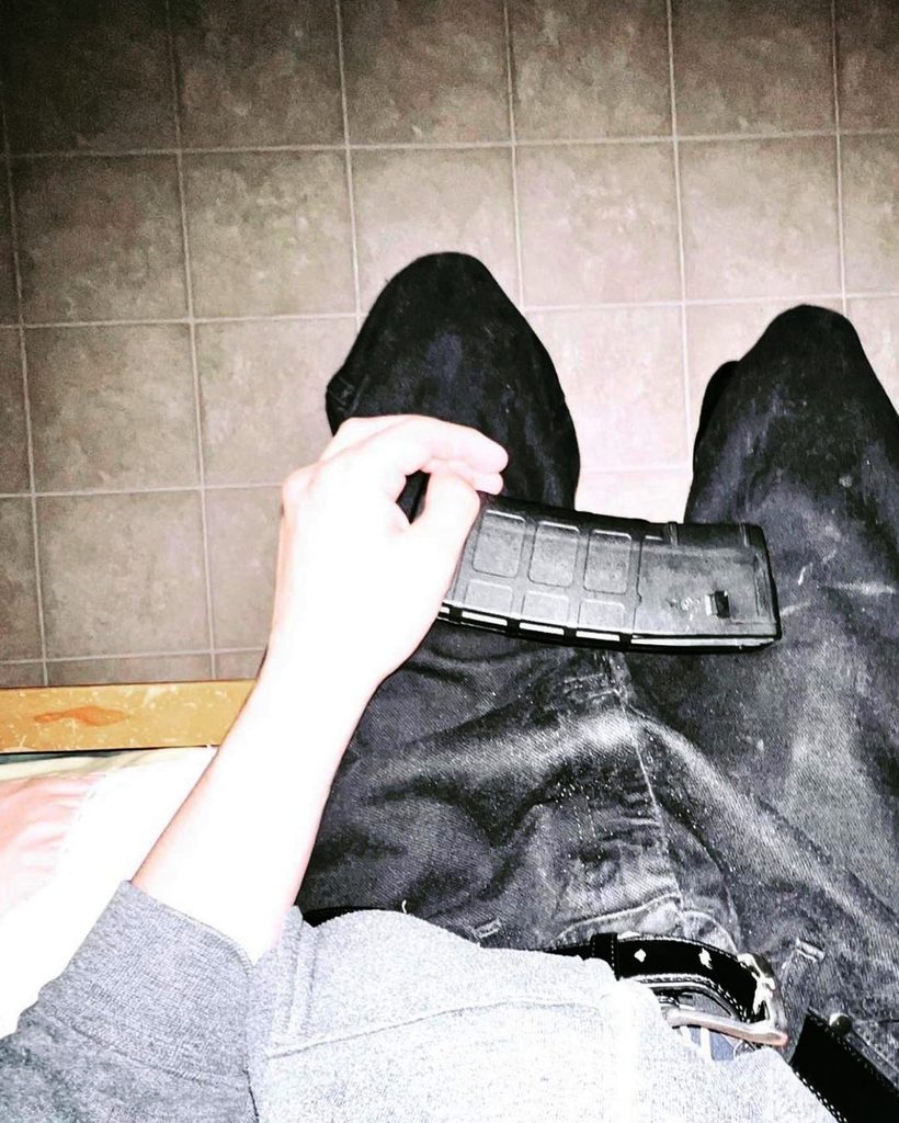 Ein Foto von Salvador R. auf seinem Instagram-Acount, auf dem er das Magazin einer Waffe hält.