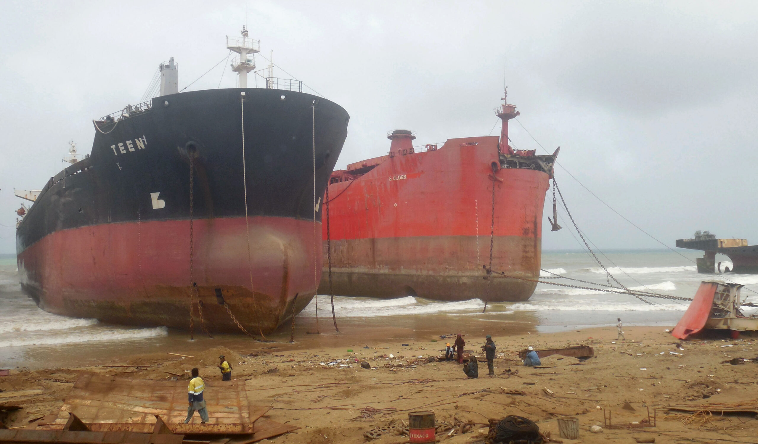 Große Schiffe werden in Pakistan auf Grund gesetzt, um sie abwracken zu können. Wegen eines ähnlichen Vorgehens wird nun gegen eine Hamburger Reederei ermittelt (Symbolbild)