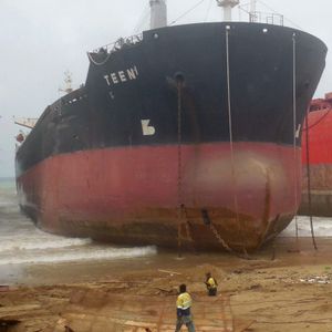 Große Schiffe werden in Pakistan auf Grund gesetzt, um sie abwracken zu können. Wegen eines ähnlichen Vorgehens wird nun gegen eine Hamburger Reederei ermittelt (Symbolbild)