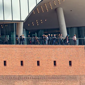 Besucher stehen auf der Plaza der Elbphilharmonie.