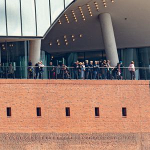 Besucher stehen auf der Plaza der Elbphilharmonie.
