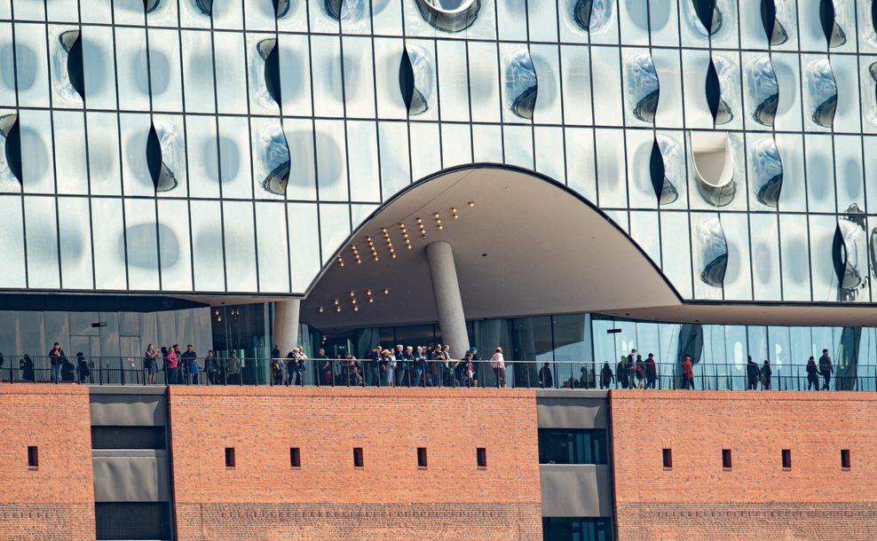 Besucher stehen auf der Plaza der Elbphilharmonie.