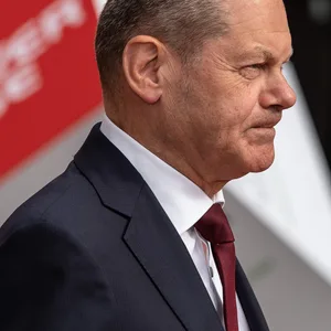 Bundeskanzler Olaf Scholz (SPD steht bei der Eröffnung der Hannover Messe vor dem Logo der Messe.