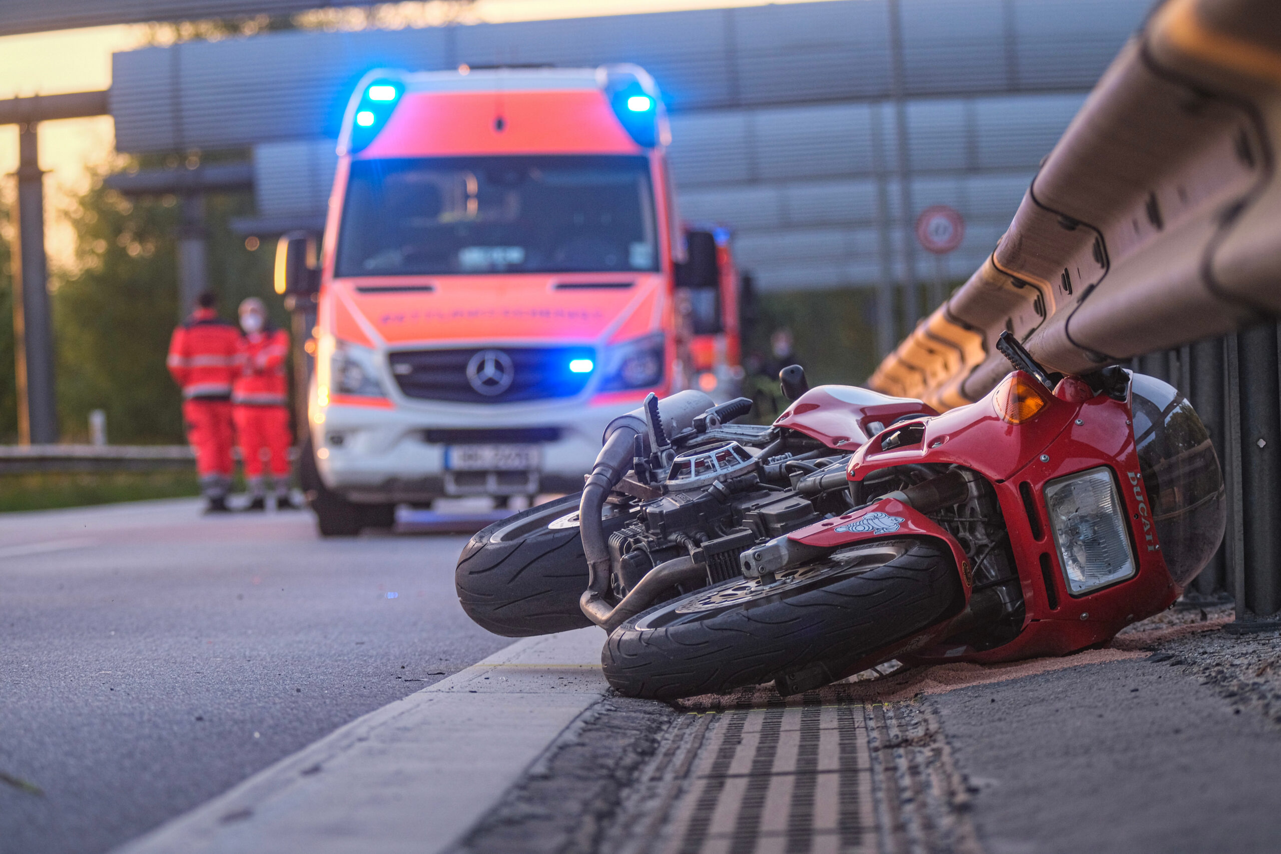 Tödlicher Unfall am Hamburger Flughafen – Motorradfahrer rast in Mittelleitplanke