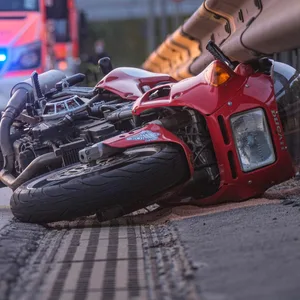 Tödlicher Unfall am Hamburger Flughafen – Motorradfahrer rast in Mittelleitplanke