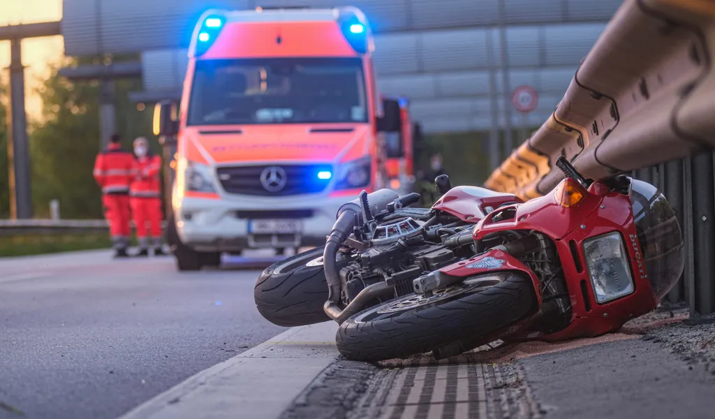 Tödlicher Unfall am Hamburger Flughafen – Motorradfahrer rast in Mittelleitplanke