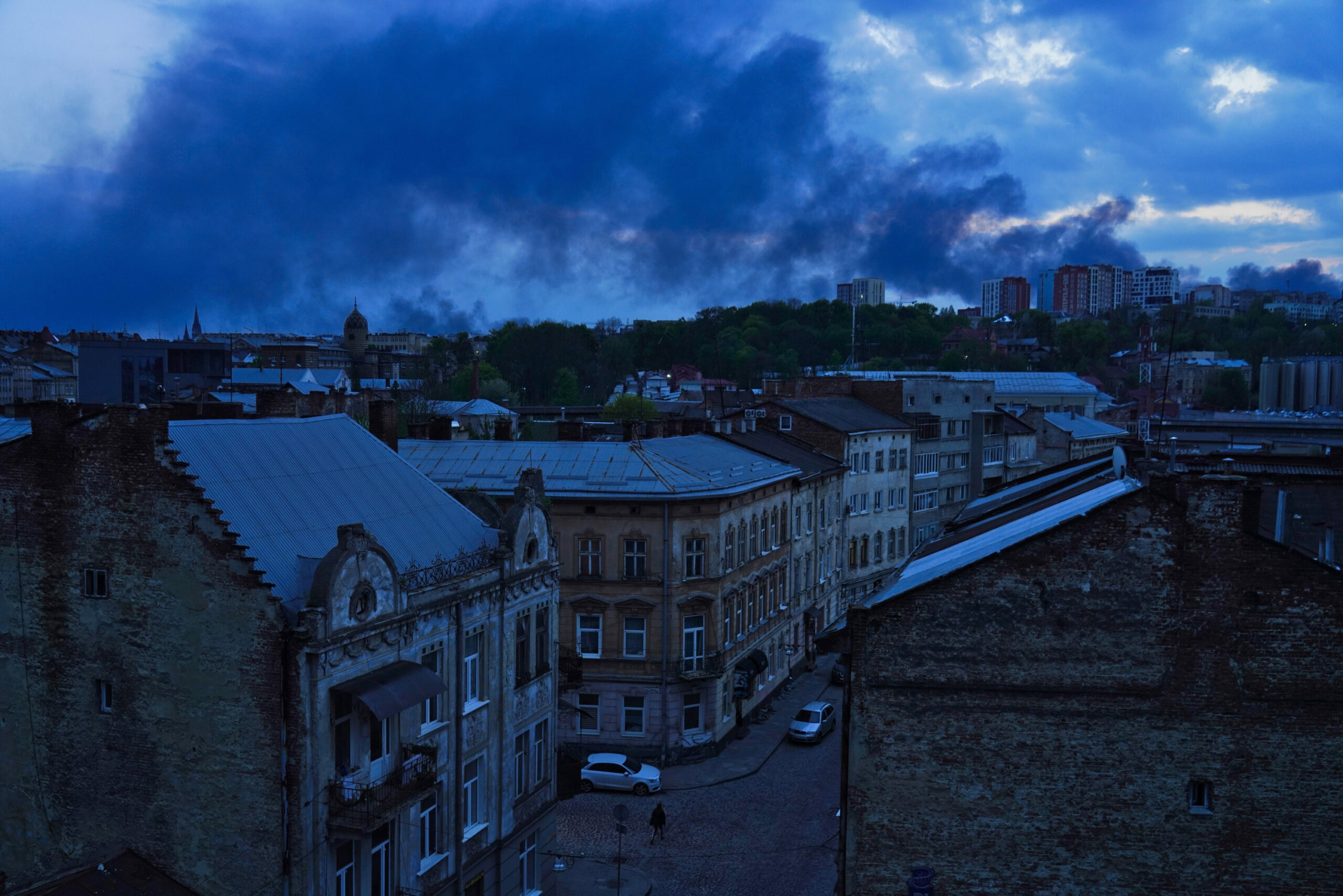 Über Lwiw in der Westukraine steigt Rauch auf. Die Stadt ist in der Nacht von Dienstag auf Mittwoch von Russland beschossen worden.