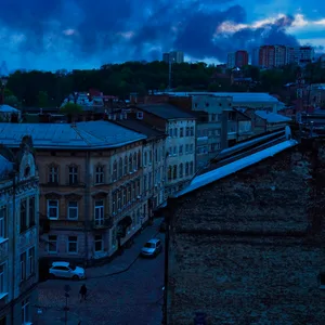 Über Lwiw in der Westukraine steigt Rauch auf. Die Stadt ist in der Nacht von Dienstag auf Mittwoch von Russland beschossen worden.