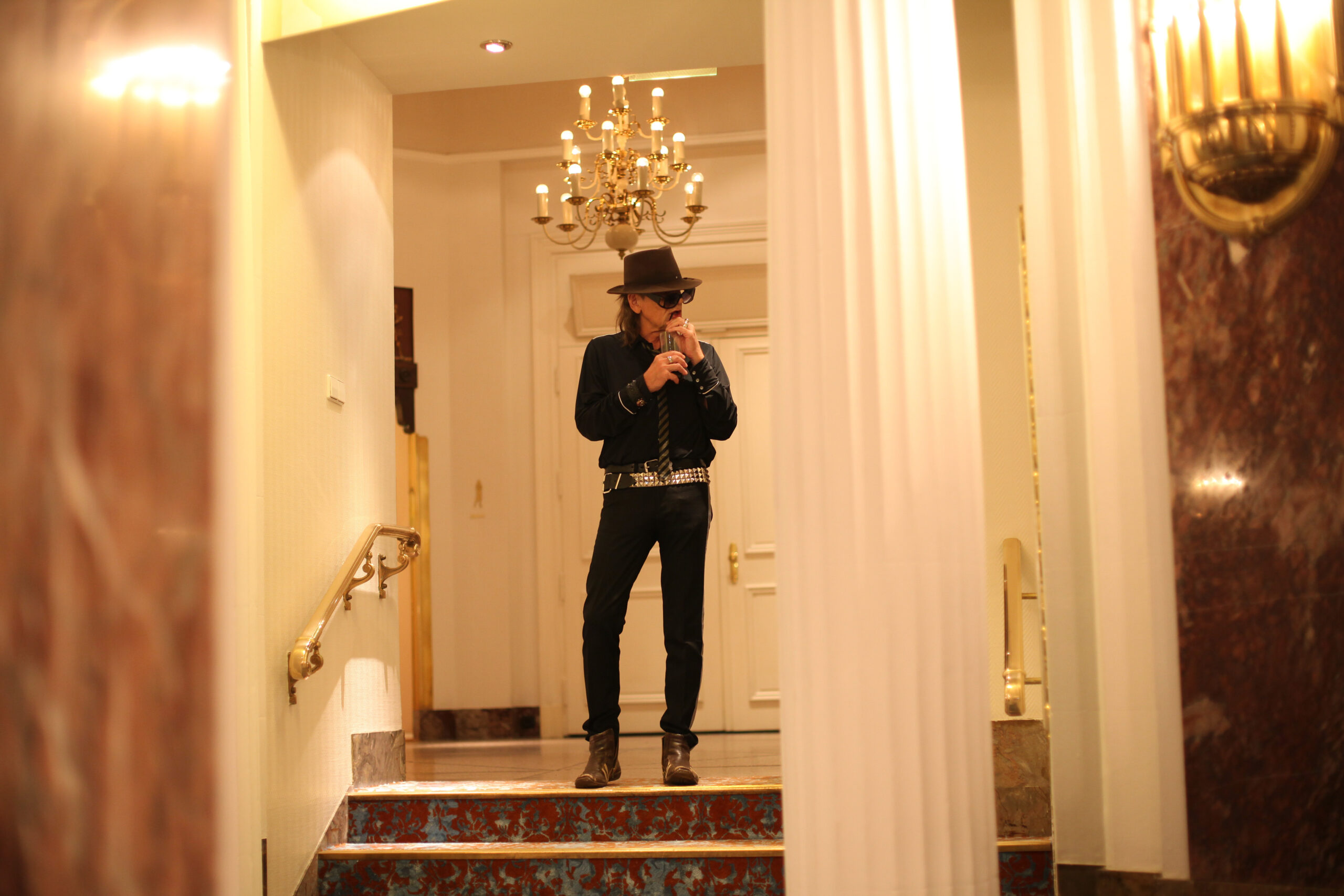 Udo Lindenberg raucht Zigarre im Foyer des Hotel Atlantic in Hamburg.