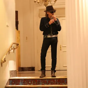 Udo Lindenberg raucht Zigarre im Foyer des Hotel Atlantic in Hamburg.