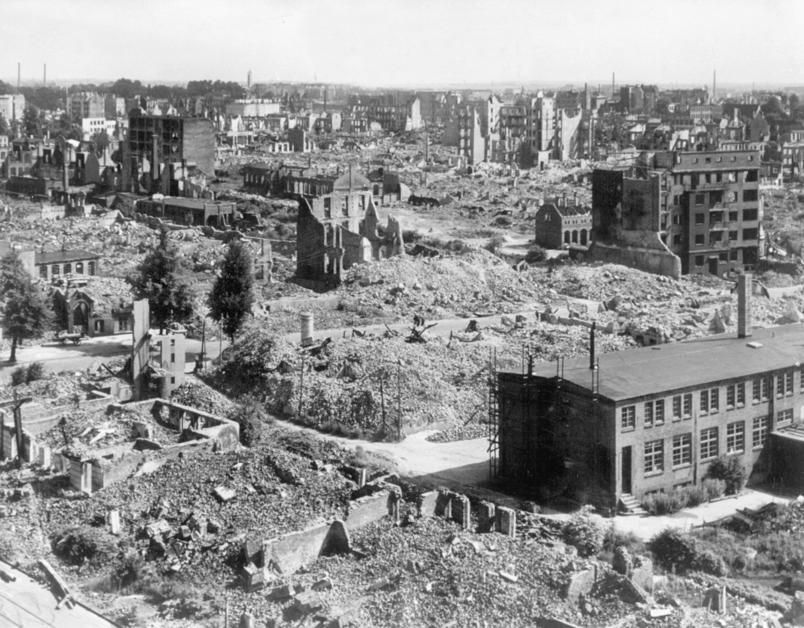 Das Archivbild vom Juli 1943 zeigt den Hamburger Stadtteil Eilbek mit der Schule in der Hasselbrookstraße kurz nach der „Operation Gomorrha“ im Juli 1943.