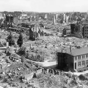 Das Archivbild vom Juli 1943 zeigt den Hamburger Stadtteil Eilbek mit der Schule in der Hasselbrookstraße kurz nach der „Operation Gomorrha“ im Juli 1943.