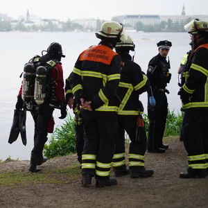Einsatzkräfte bei der Suchaktion an der Alster.