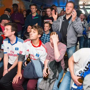 HSV-Fans fiebern in der „UnabsteigBAR“ mit ihrem Verein mit (Symbolbild).