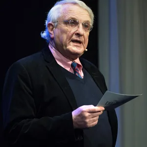 Josef Joffe spricht auf der Bühne bei den Hamburger Kammerspielen