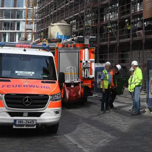 Feuerwehr- und Krankenwagen stehen neben einem Gebäude in Bau