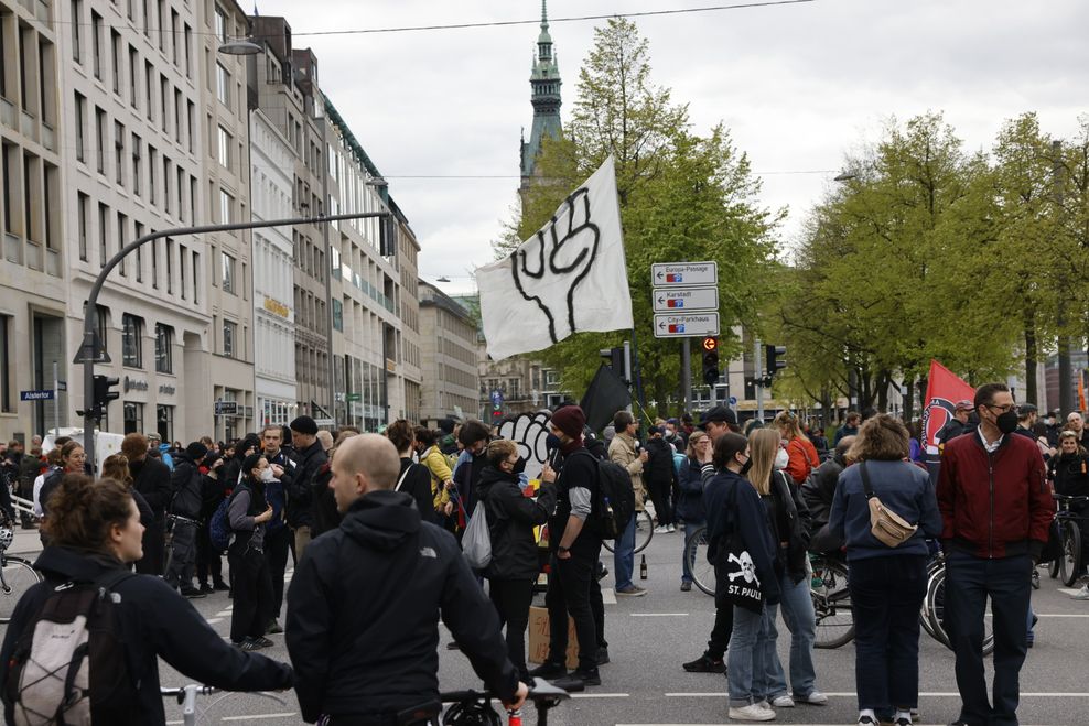 Demonstrierende der „Wer hat der Gibt“-Demo bei der Endkundgebung am Ballindamm.