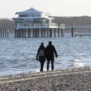 Die Seebrücke am Tinmendorfer Strand wird neu gebaut – aber jetzt gibt es Liederprobleme beim Baumaterial (Archivbild)