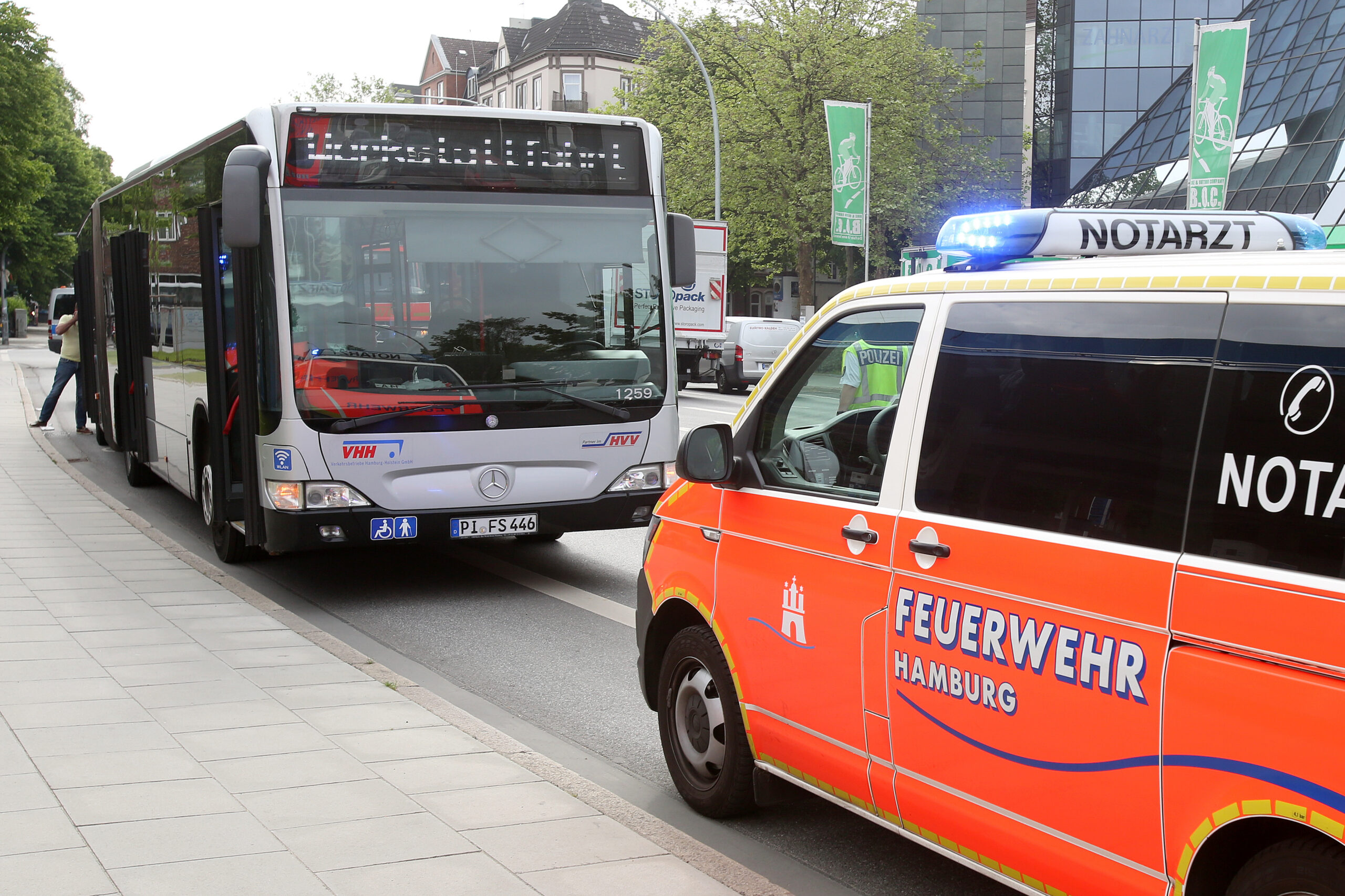 Maseratifahrer bremst Linienbus in Eidelstedt aus – drei Fahrgäste verletzt