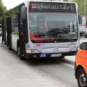 Maseratifahrer bremst Linienbus in Eidelstedt aus – drei Fahrgäste verletzt