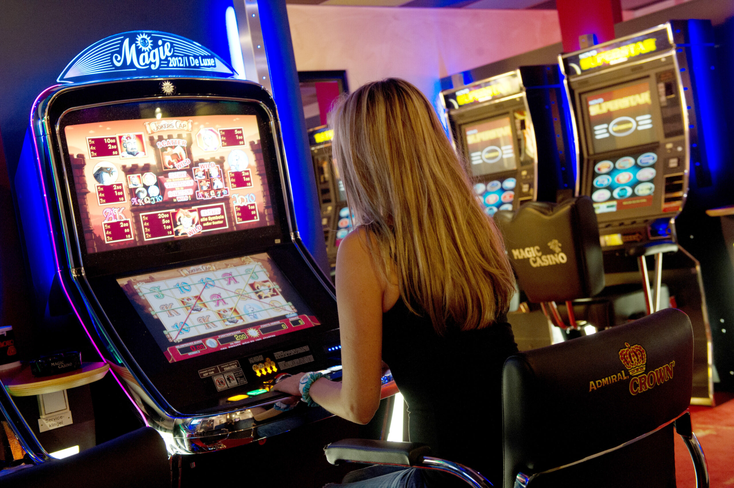 Eine Frau bedient einen Spielautomaten