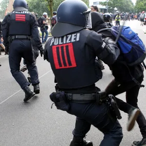 Polizei mit Schlagstöcken