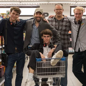 Die Macher hinter der Serie: Emil Belton (Regie), Christian Ulmen (Produzent), Carsten Kelber (Produzent), Bruno Alexander (Regie) und Max Mattis (Producer) (v.l.nr.) und Oskar Belton (Regie, vorne). Die beliebte Serie „Die Discounter” bekommt eine zweite Staffel.
