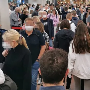 Am Sonntagmorgen herrschte am Hamburger Flughafen wieder dichtes Gedränge.